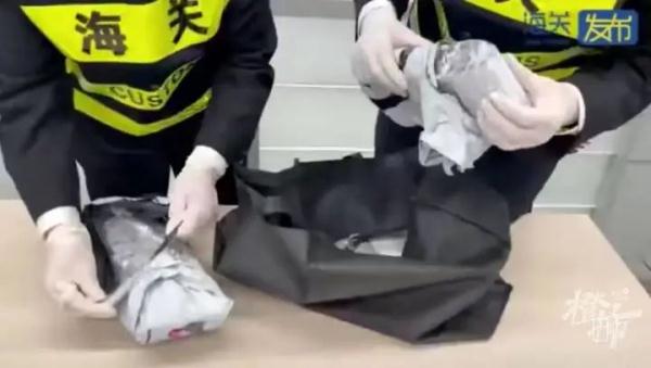 Men carry 101 tubes of pregnant womens blood samples out of the country!Its terrifying...(图1)