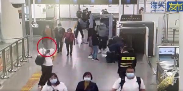 Men carry 101 tubes of pregnant womens blood samples out of the country!Its terrifying...(图3)