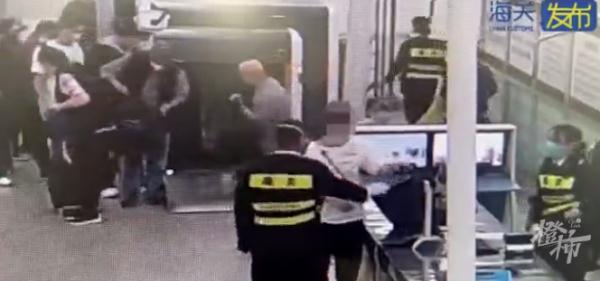 Men carry 101 tubes of pregnant womens blood samples out of the country!Its terrifying...(图4)