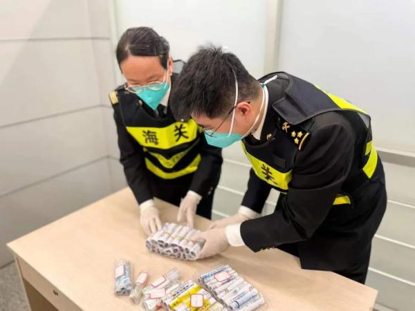 Men carry 101 tubes of pregnant womens blood samples out of the country!Its terrifying...(图5)